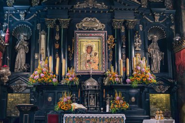 Meryem ve İsa 'nın simgesi, çiçekler, mumlar, Jasna Gra, Czestochowa' da