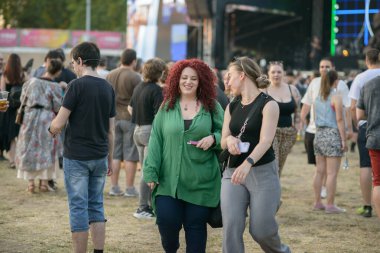 Sofya, Bulgaristan 25 Haziran 2025. Coşkulu izleyiciler canlı bir rock konseri sırasında sahne kenarında tezahürat yaparak festivale katılanlar arasında duygusal bağlantı ve enerji yakalıyorlar..