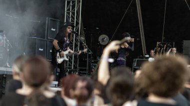 07-25-2025 Plovdiv, Bulgaristan: Extreme 'den Pat Badger ve Gary Cherone Rock 2025 Tepeleri sırasında Ana Sahnede canlı performans sergilediler