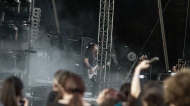 07-25-2025 Plovdiv, Bulgaristan: Rock 2025 Tepeleri sırasında Extreme 'den Pat Badger ve Gary Cherone Ana Sahnede performans sergilediler