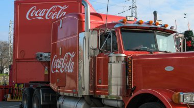 12 / 11 / 2025 - Bulgaristan 'ın Ruse kentinde düzenlenen etkinlikte Coca-Cola Noel kamyoneti ve römorku kırmızı gövdesini ve markasını gösteriyor.