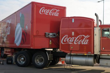 12 / 11 / 2025 - Bulgaristan 'ın Rusya kenti: Coca-Cola Noel kamyonu, Bulgaristan' ın Ruse kentinde düzenlenen etkinlikte taksiyi ve karavanını tatil grafikleriyle birlikte gösteriyor.