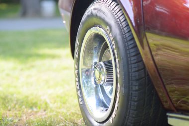 06 / 07 / 2025 - Bulgaristan 'ın Ruse kenti: Chevrolet Corvette Stingray' e monte edilmiş beyaz harf lastikli krom tekerlek, klasik Amerikan spor arabasının dış ayrıntılarını gösteriyor.