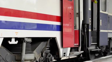 08 / 31 / 2025 - Bulgaristan 'ın Ruse kenti: Yolcu vagonları, iki vagon arasındaki bağlantı alanının bulunduğu bir istasyon platformunda birbirinden ayrı duruyor.