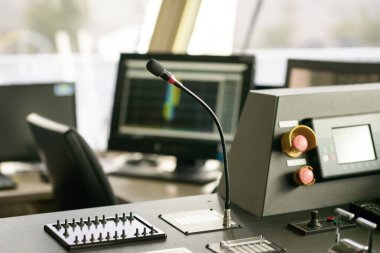 Ekipman çalışması ve sistem denetimi için mikrofon, anahtar ve izleme ekranlı bir teknik kontrol paneli kurulmuştur..