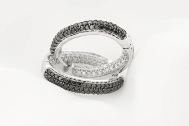 Beyaz ve Siyah Elmaslı Beyaz Altın Küpeler