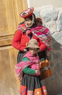 19 Ekim 2012 - Ollantaytambo, Cusco, Peru: Çocuklarıyla Gülümseyen Keçuva Kadın Renkli Geleneksel El Yapımı Giysiler Giydi
