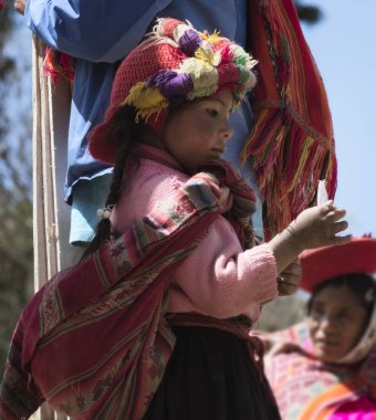 Patachancha, Cuzco, Peru - 21 Ekim 2012: Renkli Geleneksel El Yapımı Giyimli Perulu Bir Kızın Kapanışı
