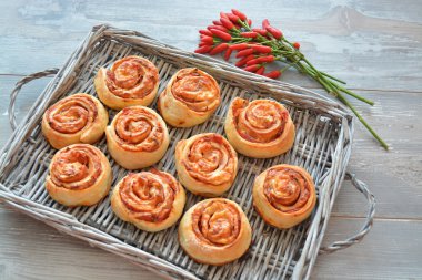 Jambon ve peynirli pizza çörekler