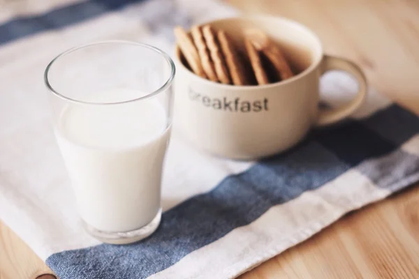 Leche y galletas para el desayuno —  Fotos de Stock