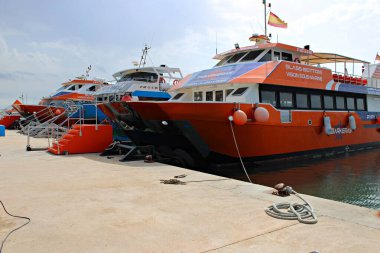 Turist katamaranları İspanya 'nın Santa Pola limanına yanaştılar. Güneşli bir Akdeniz gününde Tabarca Adası 'na tekne gezileri düzenlemek, deniz turizmini ve kıyı taşımacılığını göstermek,.