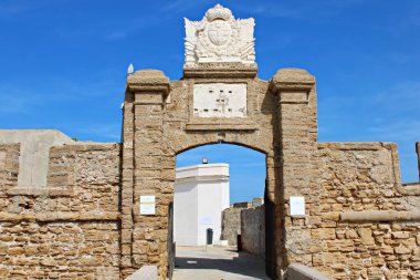 Castillo de San Sebastian 'ın girişi Cadiz, Endülüs, İspanya. Açık mavi gökyüzünün altında, deniz kenarındaki tarihi kale..