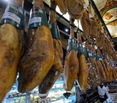 İspanya 'nın Endülüs, Sevilla kentindeki geleneksel bir İspanyol barında İber jambonu asmak. İspanyol gastronomisini ve mutfak mirasını temsil ediyor..
