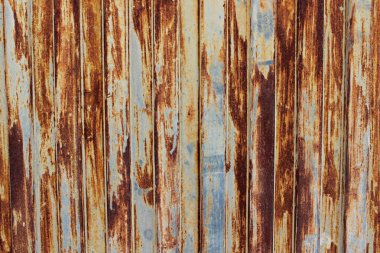 Paslı metal yüzey, korozyon ve soyulma izleri var. Grunge geçmişi, çürüme kavramları, yıpranmış malzemeler, klasik tasarımlar, inşaat temaları ve yaratıcı grafik projeleri için ayrıntılı endüstriyel doku ideali