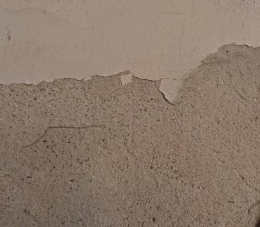 Yıpranmış duvar dokusu alçı kabuğu ile altında sert, gözenekli taş yüzeyi ortaya çıkarıyor. Doğal erozyon, çatlaklar ve tanecikli maddeler gösteriliyor, arka planlar, mimari referanslar, inşaat detayları ve eski yüzey tasarım kaynakları için ideal