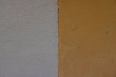 Dikey bölmeli iki ton duvar dokusu, gri ve koyu boyanmış alçı yüzeyler, ince çatlaklar ve pürüzlü bitiş, grafik tasarımı için soyut mimari arkaplan ideal, minimum yerleşim düzeni, kentsel kavramlar ve doku koleksiyonları