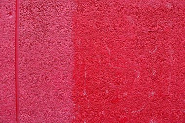 Kabataslak kaplama ve ince yüzey varyasyonları ile pembe granüler duvar dokusu, tasarım projeleri için minimalist mimari arkaplan ideali, soyut kompozisyonlar, kopyalama alanı, yenileme konseptleri ve kentsel doku koleksiyonları