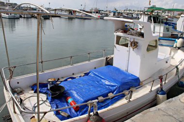 Santa Pola, Akdeniz limanına demirlemiş küçük geleneksel balıkçı teknesi balıkçı tekneleri, deniz ekipmanları ve sakin deniz, sahil kasabası yaşam tarzı, deniz kültürü, yerel balıkçılık endüstrisi, seyahat ve editoryal konsept
