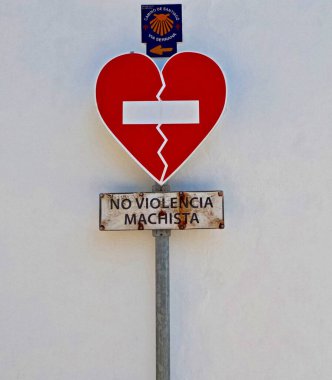 Kırık kalp sembolü işareti, cinsiyet şiddetine karşı şiddet içermeyen machista yok, halkın bilinci, saygıyı ve eşitliği savunan imza, aile içi şiddet ve şiddete karşı sosyal kampanya kavramı