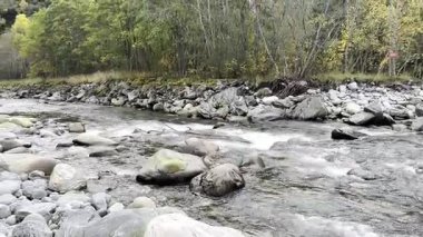 Nehir kayaların arasından ön tarafa akıyor.
