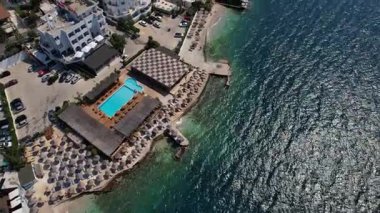 Saranda şehrinin havadan çekilmiş görüntüleri. Binalar, oteller ve deniz manzaralı. Turizm ve seyahat projeleri için mükemmel..