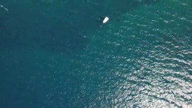 Arnavutluk 'un Saranda Limanı ve Şehir Merkezi Limanı 4K Hava Görüntüsü