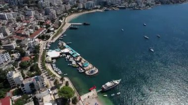 Saranda Limanı, Tekne ve İskelelerin Yukarıdan Aşağı 4K İnsansız Hava Aracı Görünümü