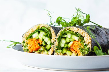 Nori sebze ve kinoa ile sarılır. Sağlıklı vejetaryen gıda kavramı.