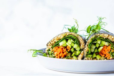 Nori sebze ve kinoa ile sarılır. Sağlıklı vejetaryen gıda kavramı.