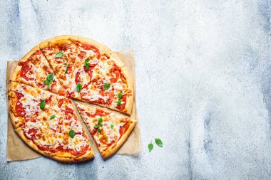 Klasik pizza margaritası, mozzarella, domates ve fesleğen, gri arka plan. İtalyan gıda konsepti.