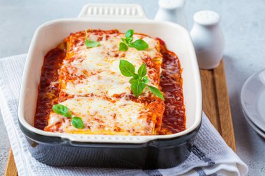 Geleneksel ricotta ve seramik tabakta ıspanaklı cannelloni. İtalyan gıda konsepti.