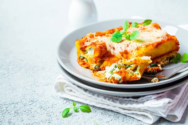 Piece Ricotta Spinach Cannelloni Gray Plate Italian Food Concept — Stock Photo, Image