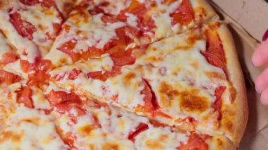 Mozarella ve domatesli klasik pizza.. 