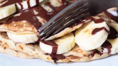 Beyaz tabakta muzlu ve çikolatalı ince krepler..