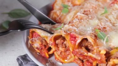 Etli, domates soslu ve peynirli geleneksel cannelloni.