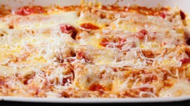 Etli, domates soslu ve peynirli geleneksel cannelloni.