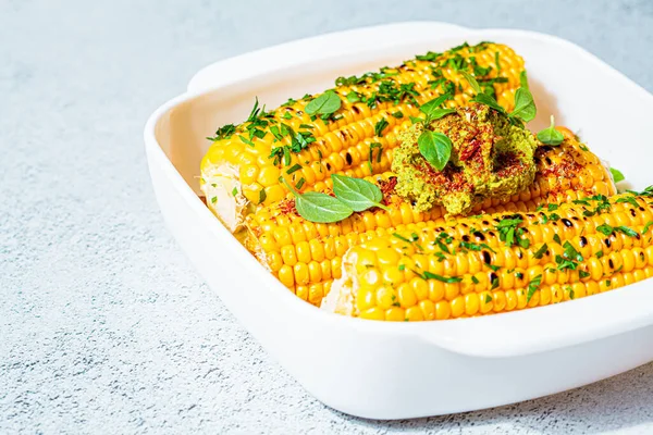 Milho Assado Inteiro Com Ervas Prato Branco Conceito Comida Vegetariana — Fotografia de Stock