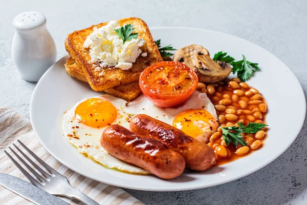 英式早餐 有香肠 蘑菇和西红柿在白盘里 英语早餐概念 — 图库照片