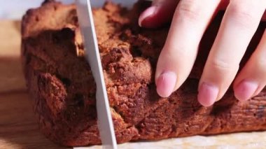 Tahtada bıçakla muz ekmeği kesmek..