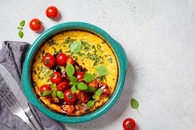 Domatesli yumurta omleti ve fesleğen, fotokopi odası. Kahvaltı konsepti.