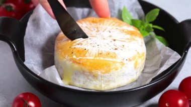 Fırında peynir ya da domatesli Brie peyniri.
