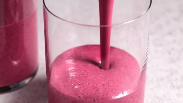 Főzés berry smoothie dióval, világos szürke háttér. — Stock videók