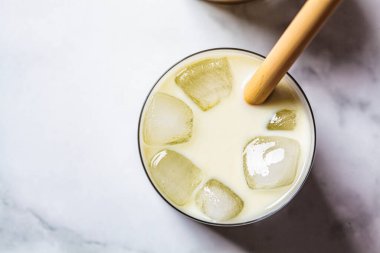 Soğuk yaz içkileri konsepti. Camdan yapılmış buzlu latte, üst manzara, beyaz arka plan..