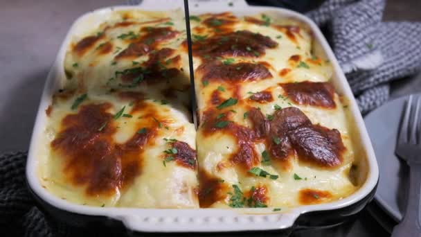 Traditionelle griechische Moussaka - Kartoffel-Fleisch-Auflauf mit Käse, dunkler Hintergrund. — Stockvideo