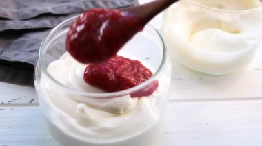 Kavanozda yoğurt ve çilek reçeli. Sağlıklı kahvaltı kavramı.