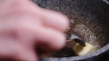 Gri tavada sıcak tereyağı. Yemek pişirme konsepti.