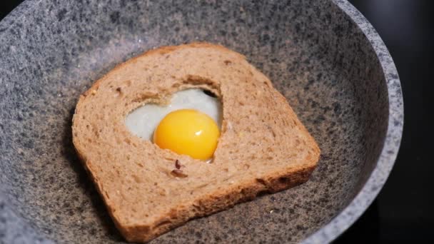 Toast pain avec oeuf est frit dans la poêle. Concept de Saint-Valentin. — Video