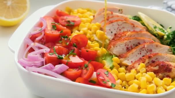 치킨 유방암 샐러드에 옥수수와 토마토를 곁들인 화이트 디쉬입니다. 건강에 좋은 식품의 개념을 요리 함. — 비디오