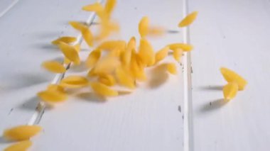 İtalyan makarna konsepti. Pişmemiş çiğ İtalyan gnocchetti makarna arka planı.