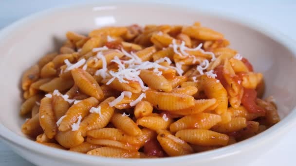치즈와 토마토 소스를 곁들인 생체 티 사라 디 파스타. 이탈리아 파스타의 개념. — 비디오